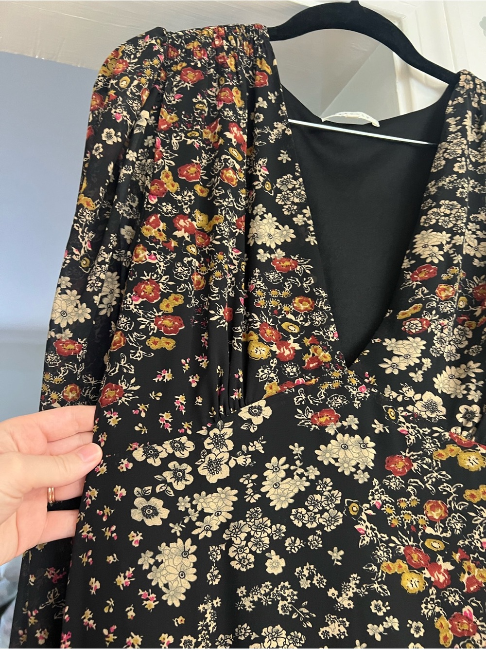 Shop Henly Baevely long sleeve maxi dress black florals - Picture 5 of 10